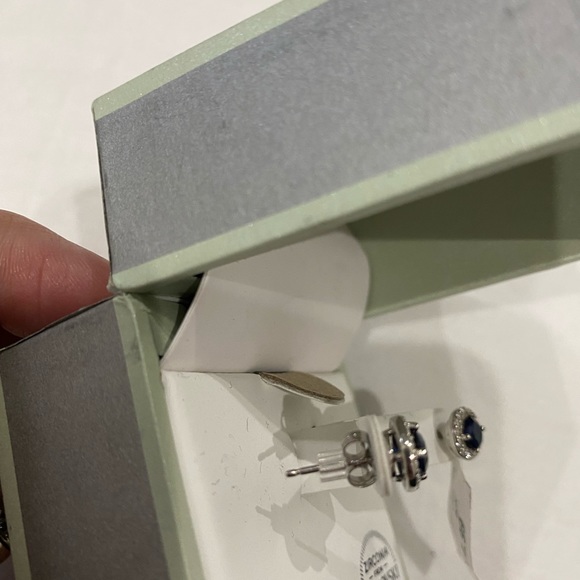 Earrings - Picture 3 of 4